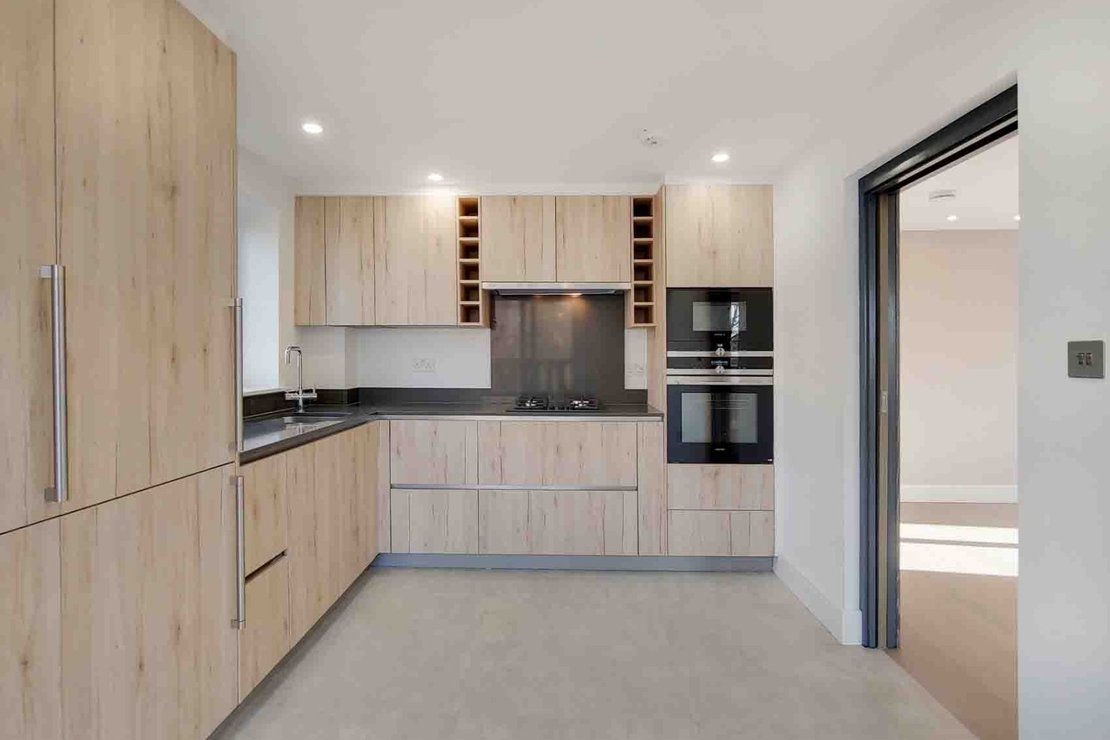2 bedroom Flat to rent in Fitzjohns Avenue-view2