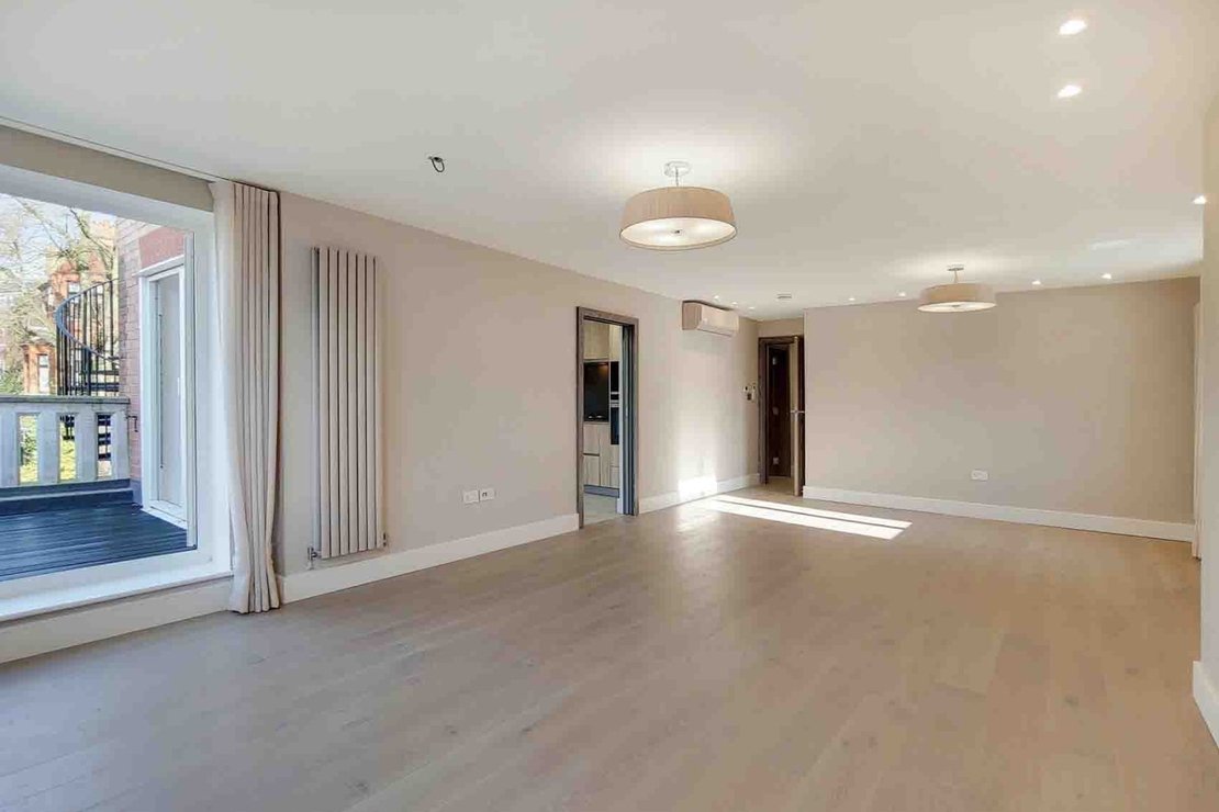 2 bedroom Flat to rent in Fitzjohns Avenue-view4