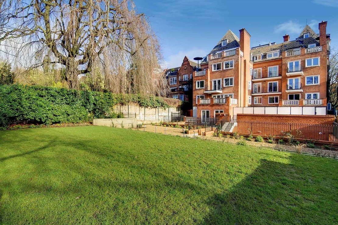 2 bedroom Flat to rent in Fitzjohns Avenue-view11
