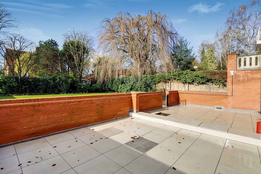 2 bedroom Flat to rent in Fitzjohns Avenue-view9