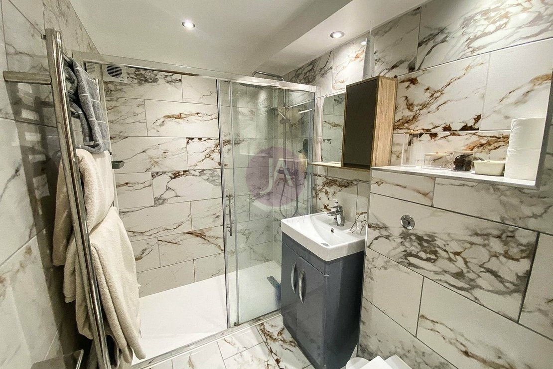 1 bedroom Flat to rent in Forbes House-view6