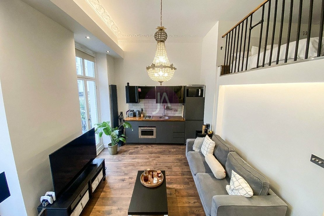 1 bedroom Flat to rent in Forbes House-view1