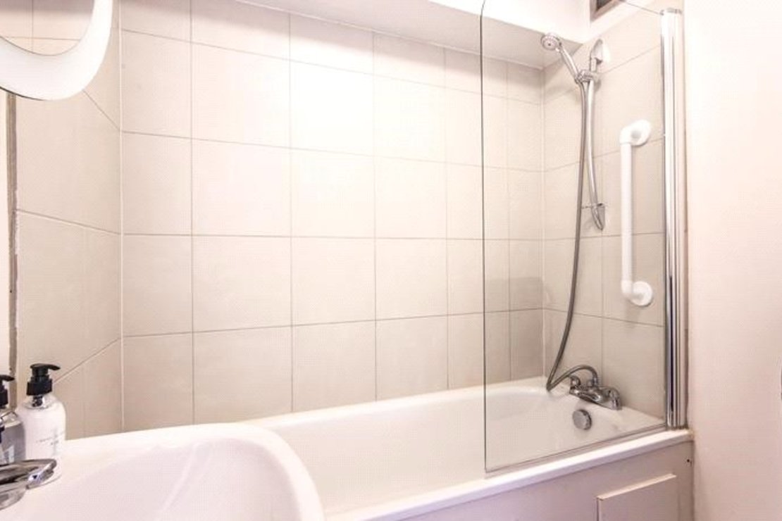 2 bedroom Flat to rent in Fulham Road-view6