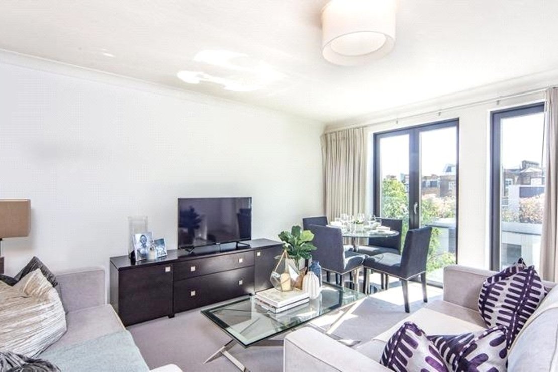 2 bedroom Flat to rent in Fulham Road-view1