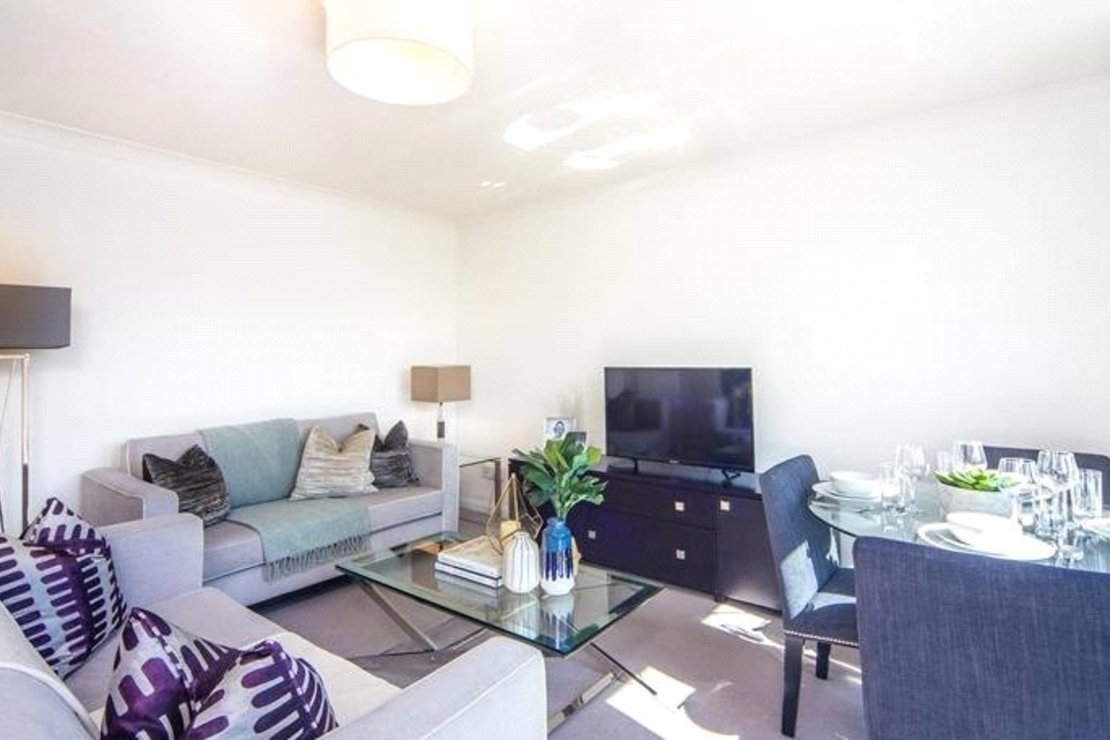 2 bedroom Flat to rent in Fulham Road-view2