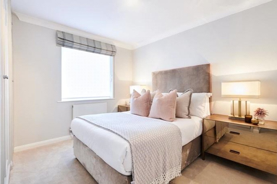 2 bedroom Flat to rent in Fulham Road-view4