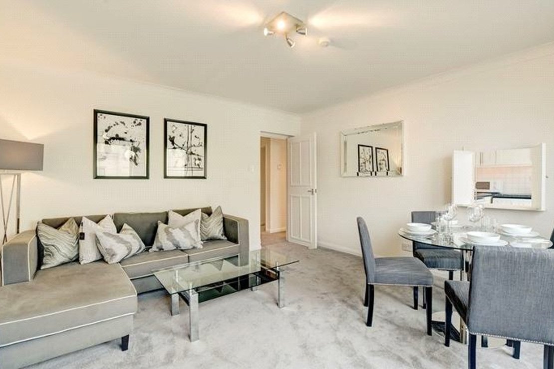 2 bedroom Flat to rent in Fulham Road-view1