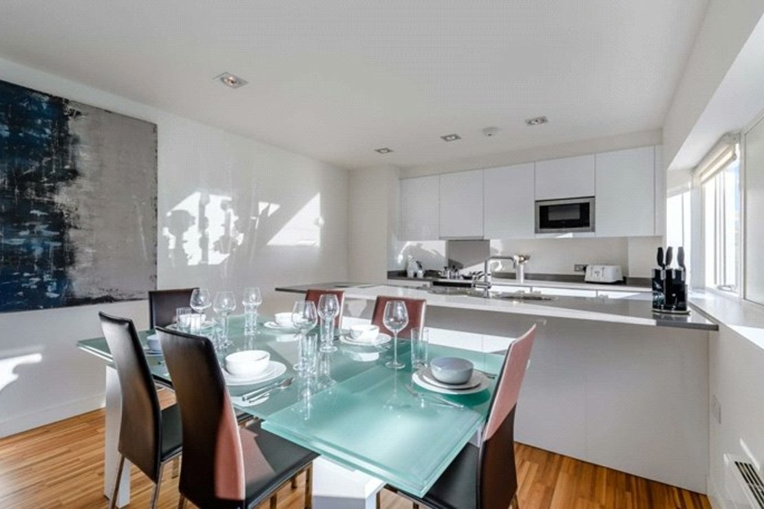 2 bedroom Flat to rent in Fulham Road-view2