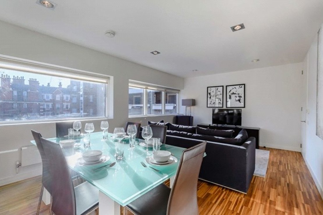 2 bedroom Flat to rent in Fulham Road-view4