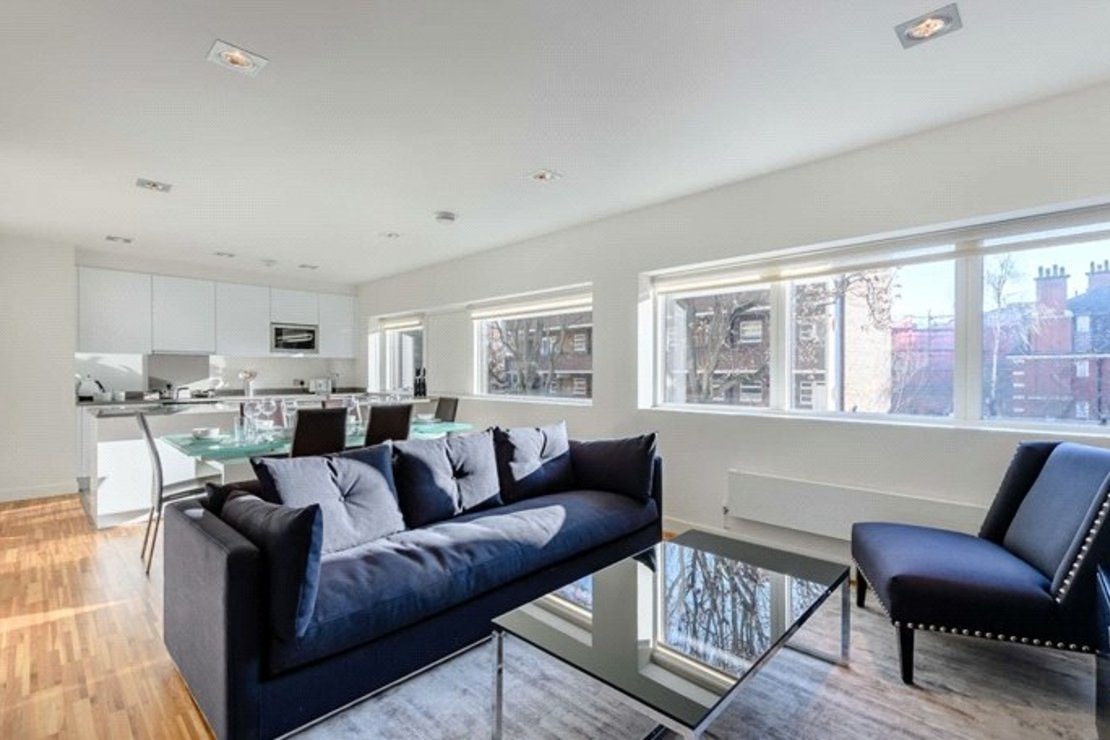 2 bedroom Flat to rent in Fulham Road-view1