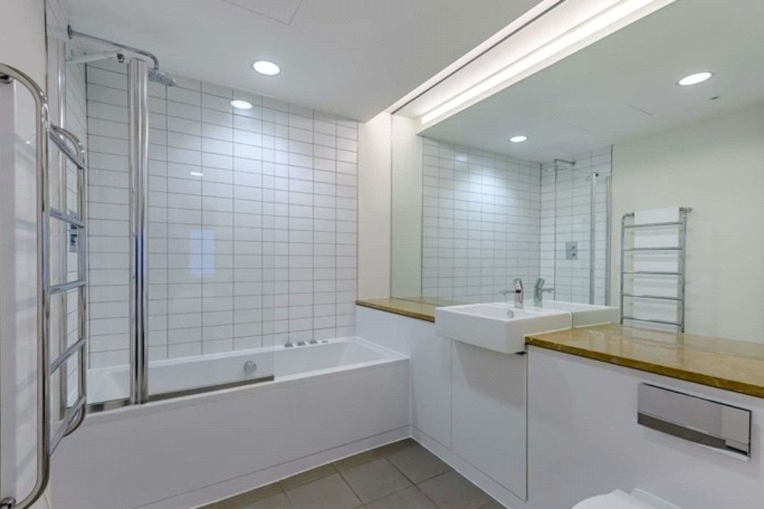 2 bedroom Flat to rent in Fulham Road-view8
