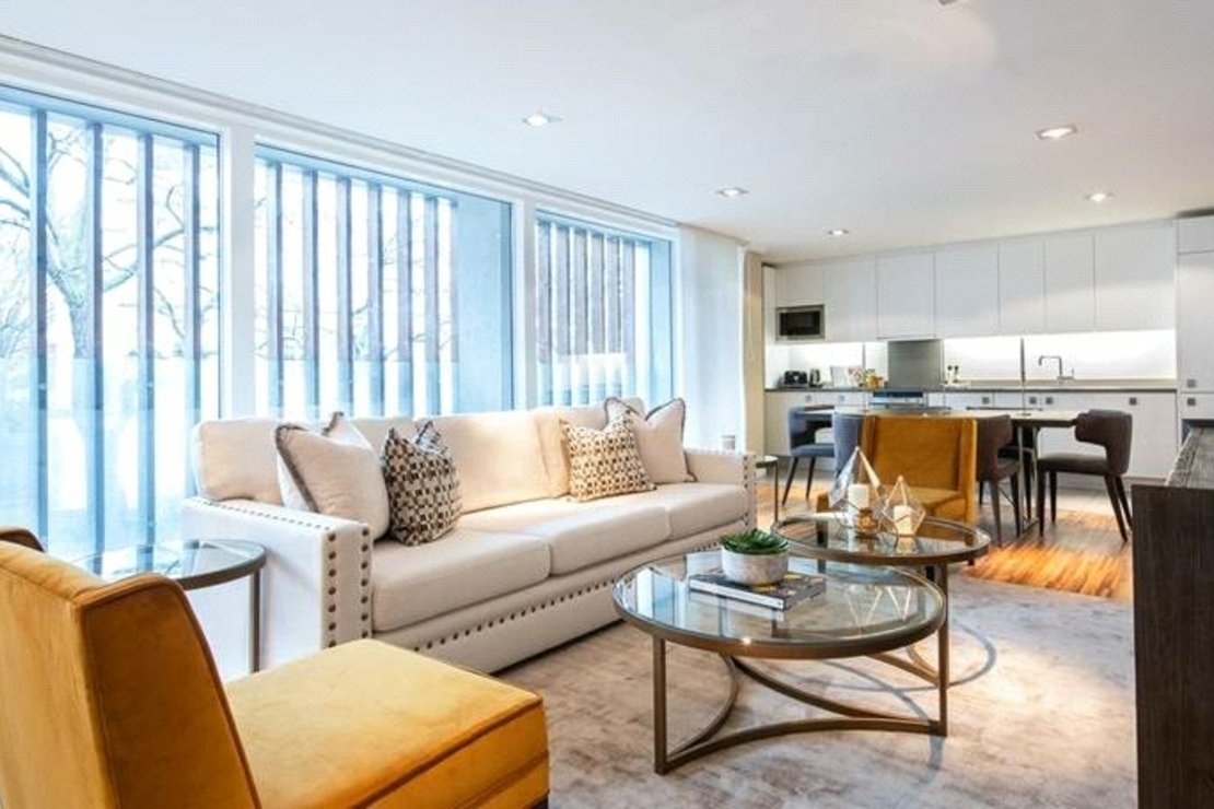 2 bedroom Flat to rent in Fulham Road-view1