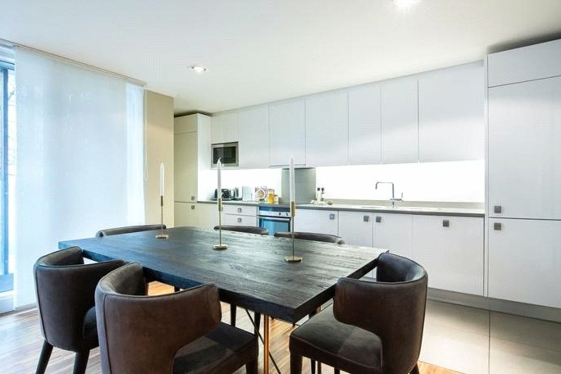 2 bedroom Flat to rent in Fulham Road-view2