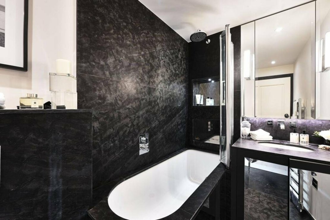 2 bedroom Flat to rent in Fulham Road-view4