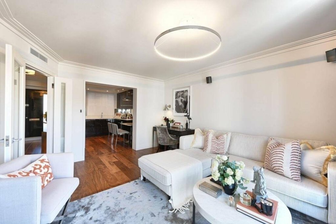 2 bedroom Flat to rent in Fulham Road-view3