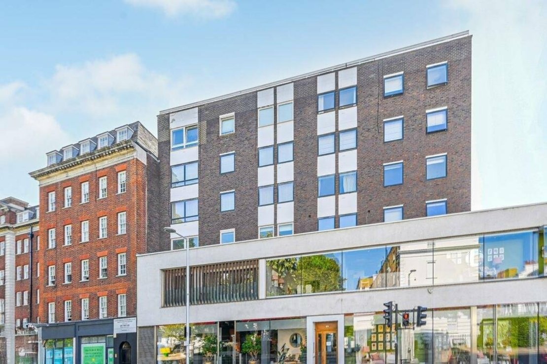 2 bedroom Flat to rent in Fulham Road-view2