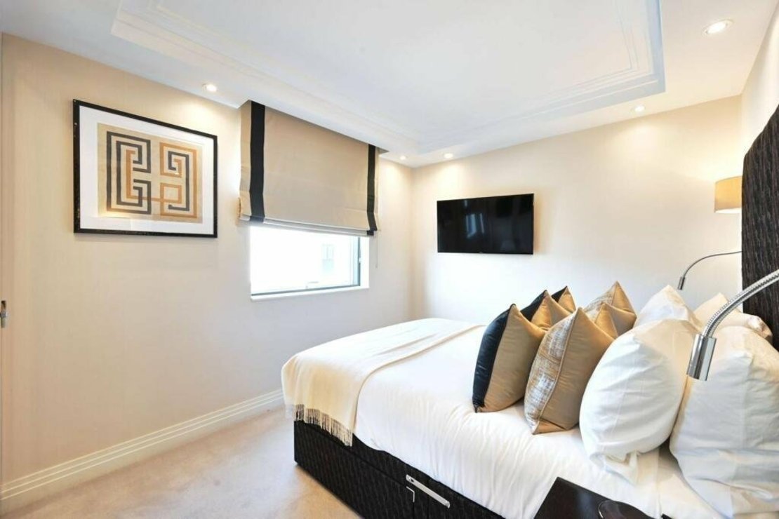 2 bedroom Flat to rent in Fulham Road-view6