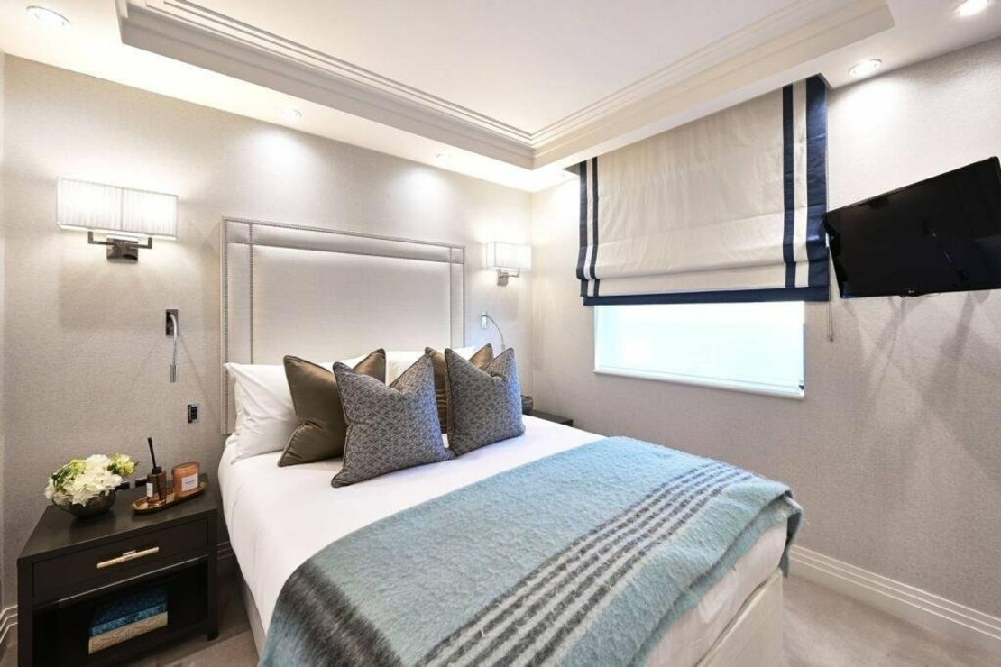 2 bedroom Flat to rent in Fulham Road-view8