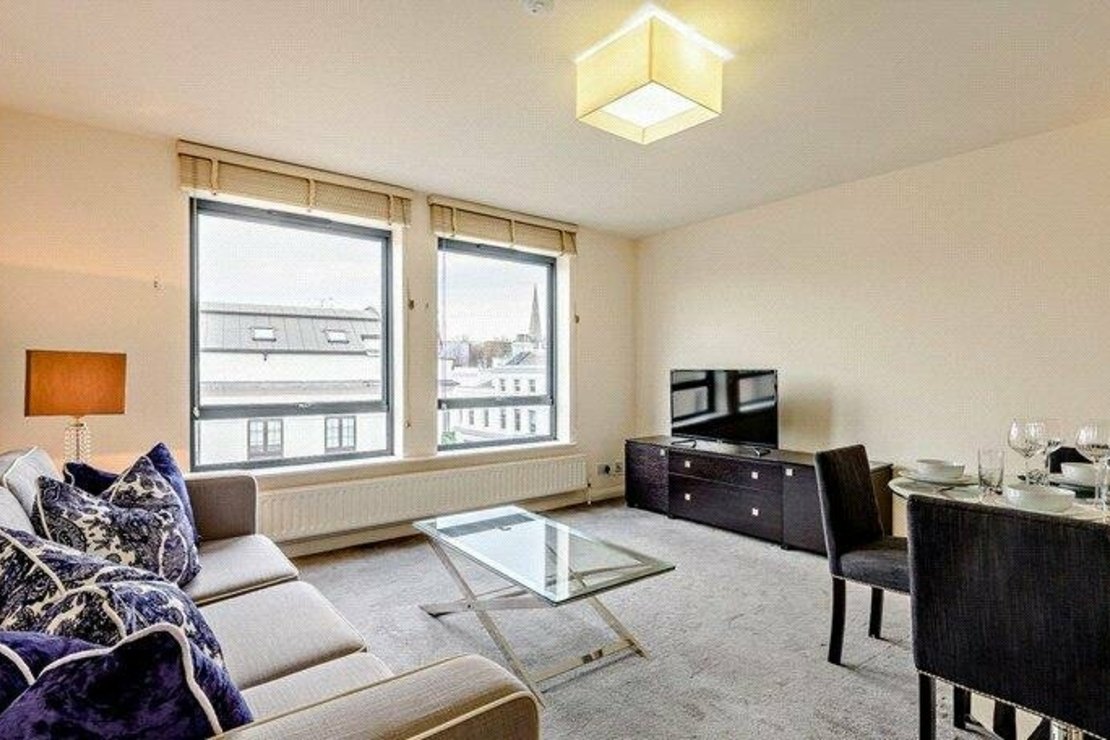 2 bedroom Flat to rent in Fulham Road-view1