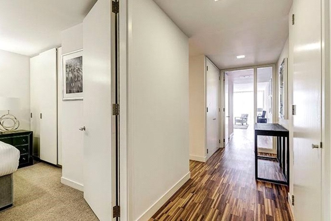 2 bedroom Flat to rent in Fulham Road-view4