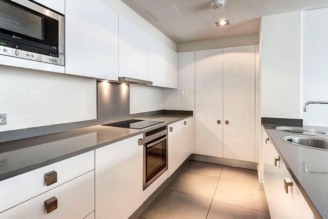 2 bedroom Flat to rent in Fulham Road-view3