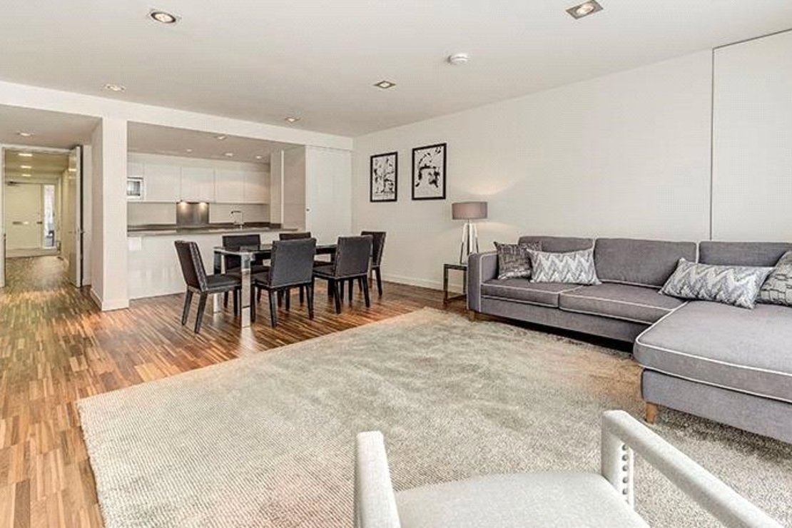 2 bedroom Flat to rent in Fulham Road-view1