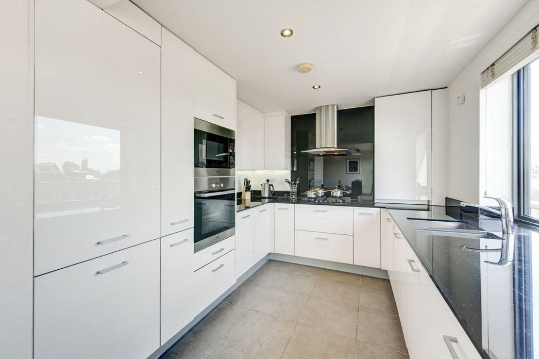 2 bedroom Flat to rent in Fulham Road-view3