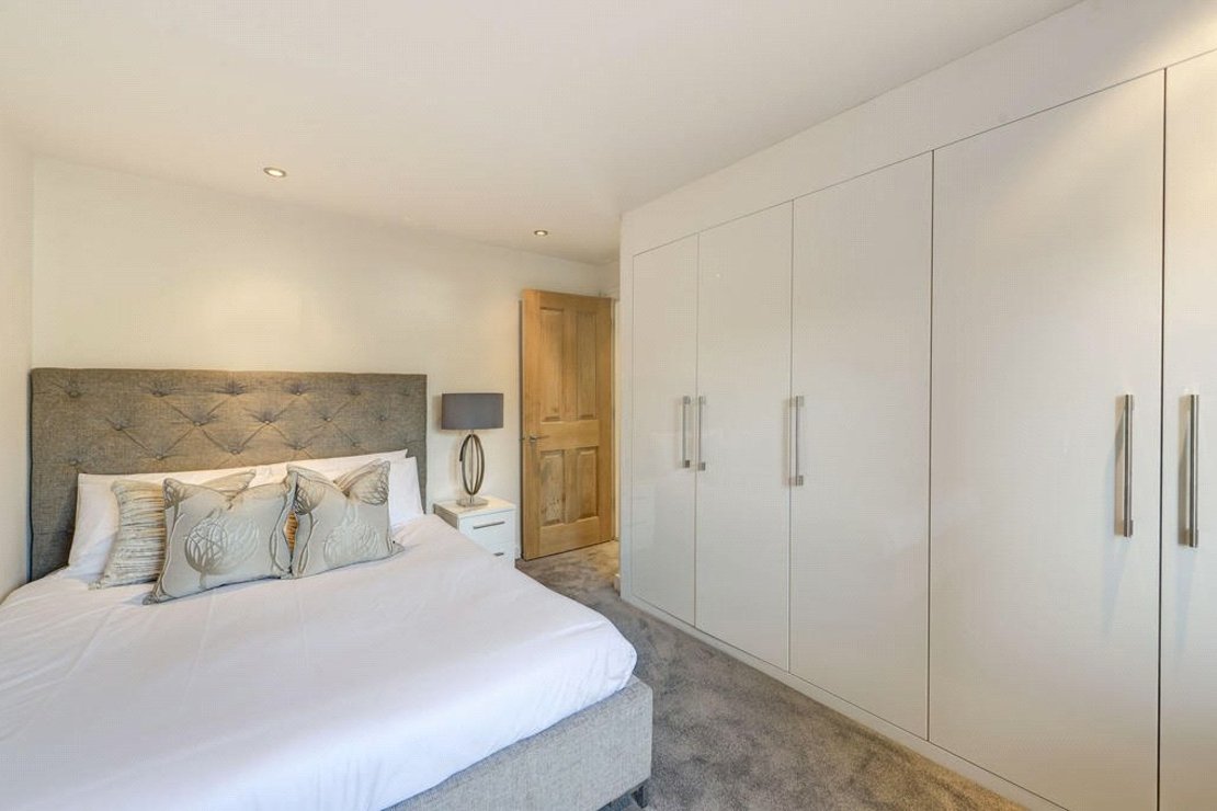 2 bedroom Flat to rent in Fulham Road-view9