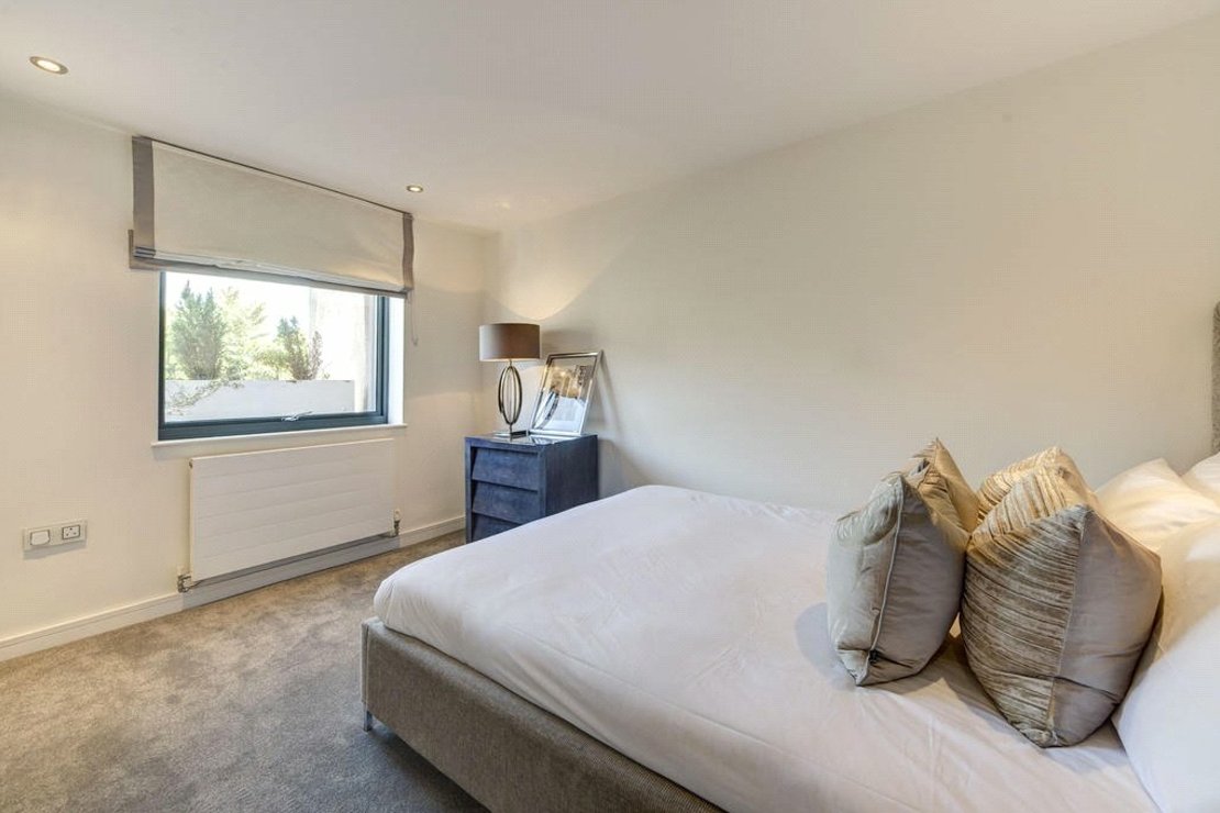 2 bedroom Flat to rent in Fulham Road-view8