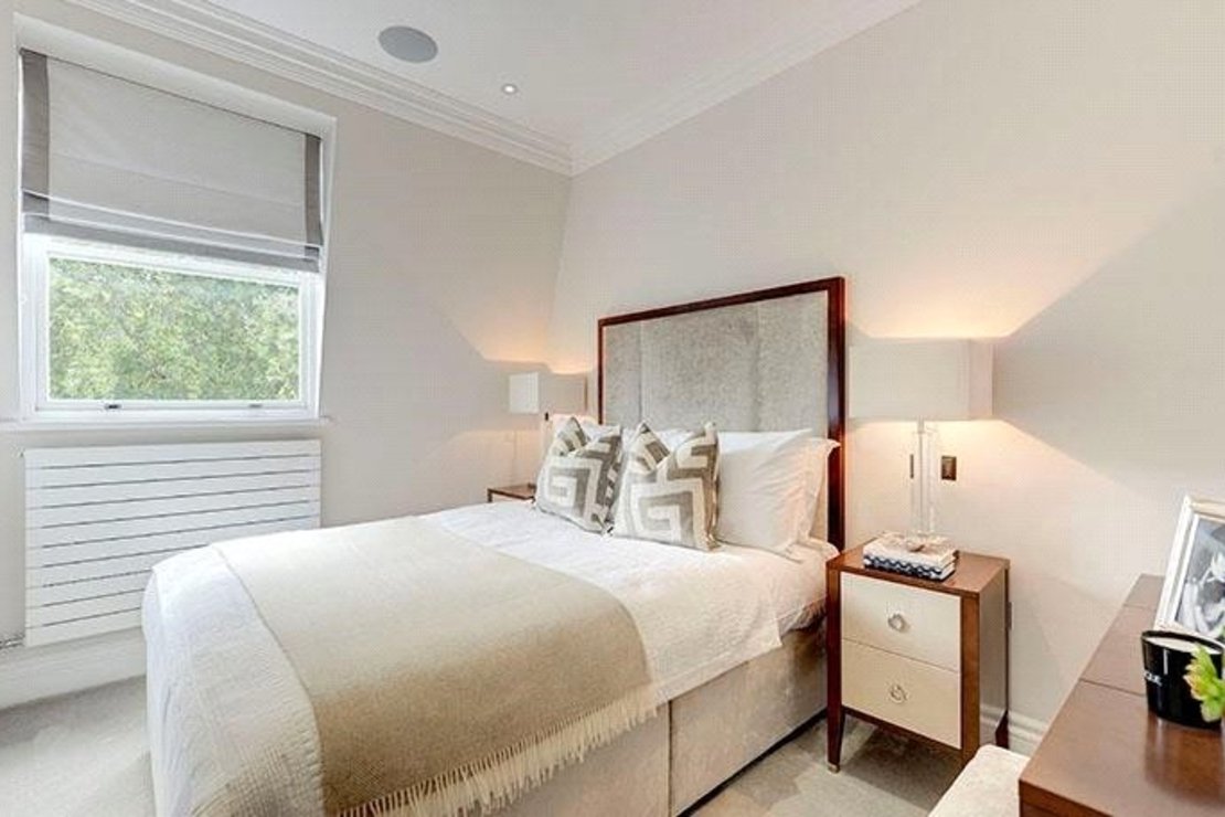 2 bedroom Flat to rent in Garden House-view4