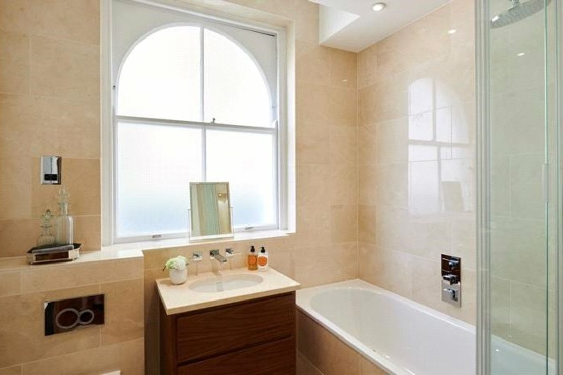 2 bedroom Flat to rent in Garden House-view6