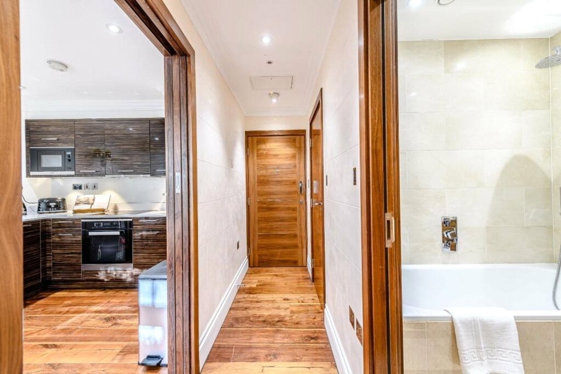 1 bedroom Flat to rent in Garden House-view4
