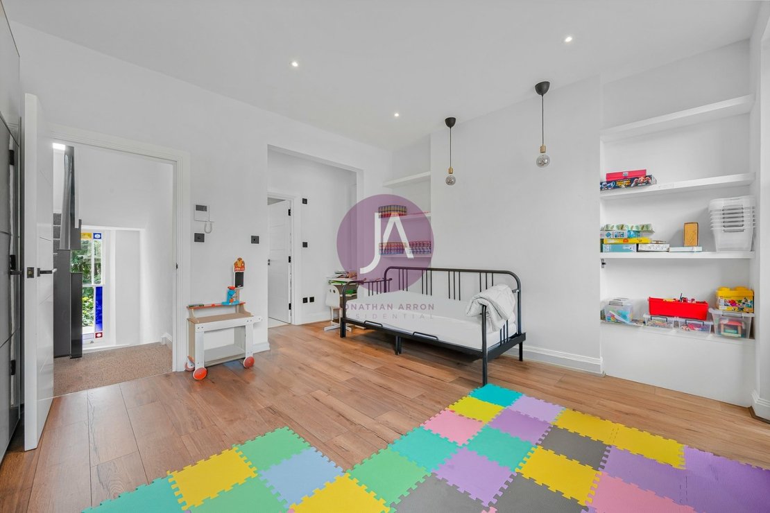 4 bedroom Maisonette to rent in Gayton Road-view12