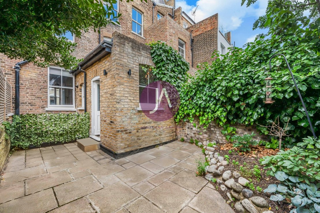 4 bedroom Maisonette to rent in Gayton Road-view3