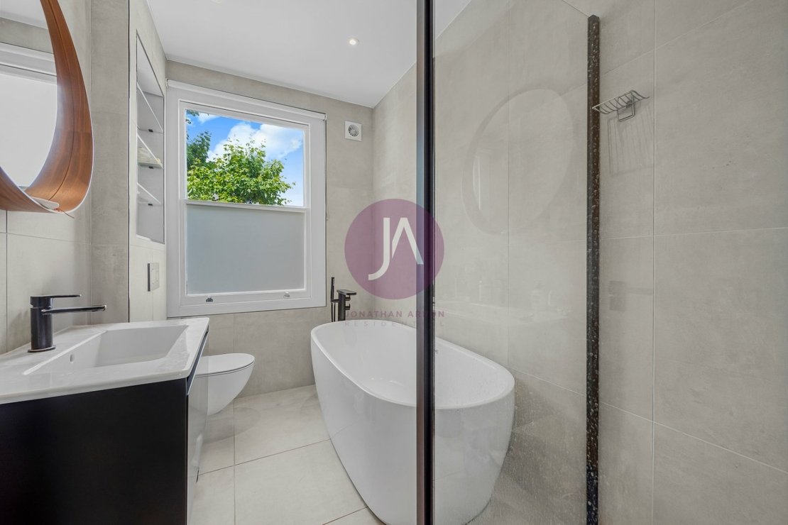 4 bedroom Maisonette to rent in Gayton Road-view8