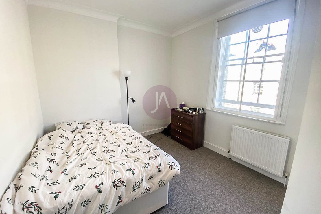 2 bedroom Flat to rent in Gloucester Place-view4