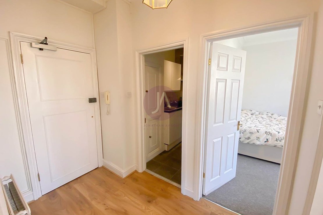 2 bedroom Flat to rent in Gloucester Place-view10