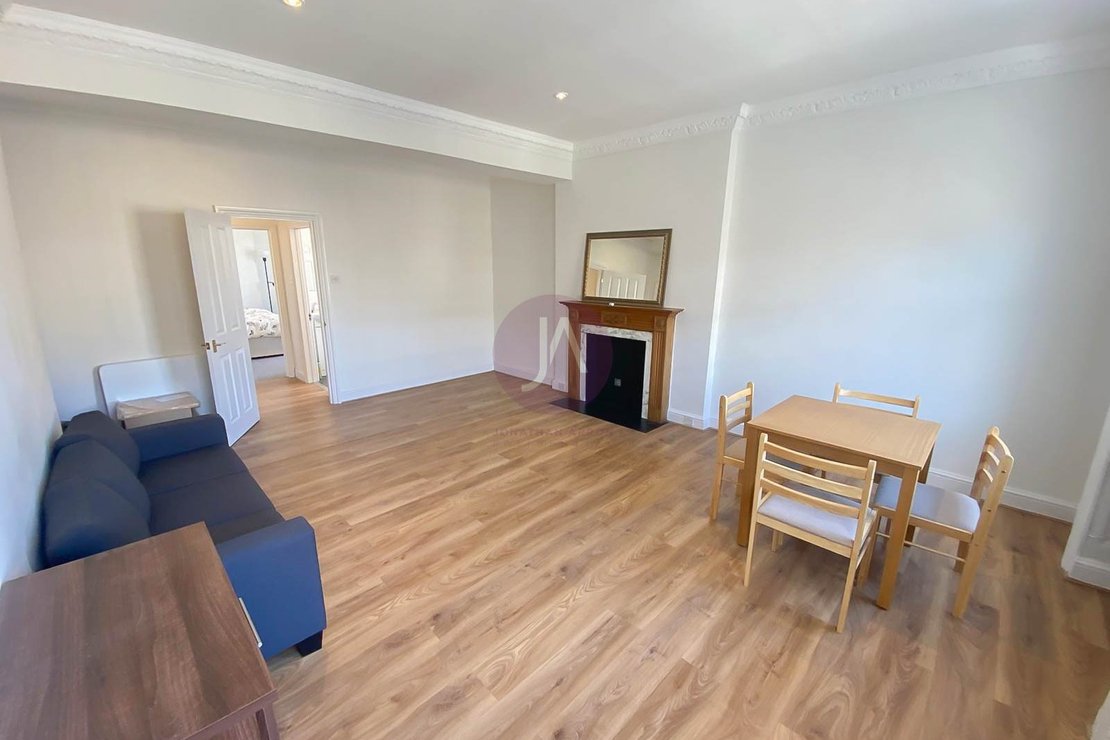 2 bedroom Flat to rent in Gloucester Place-view3