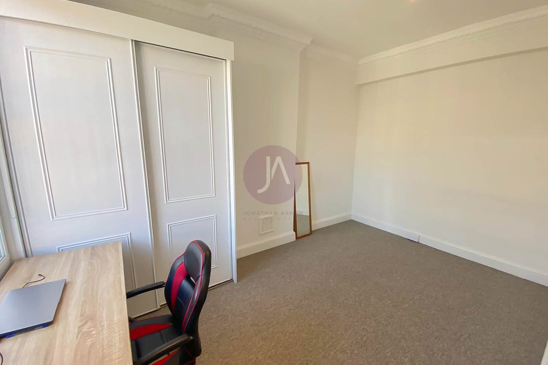 2 bedroom Flat to rent in Gloucester Place-view8