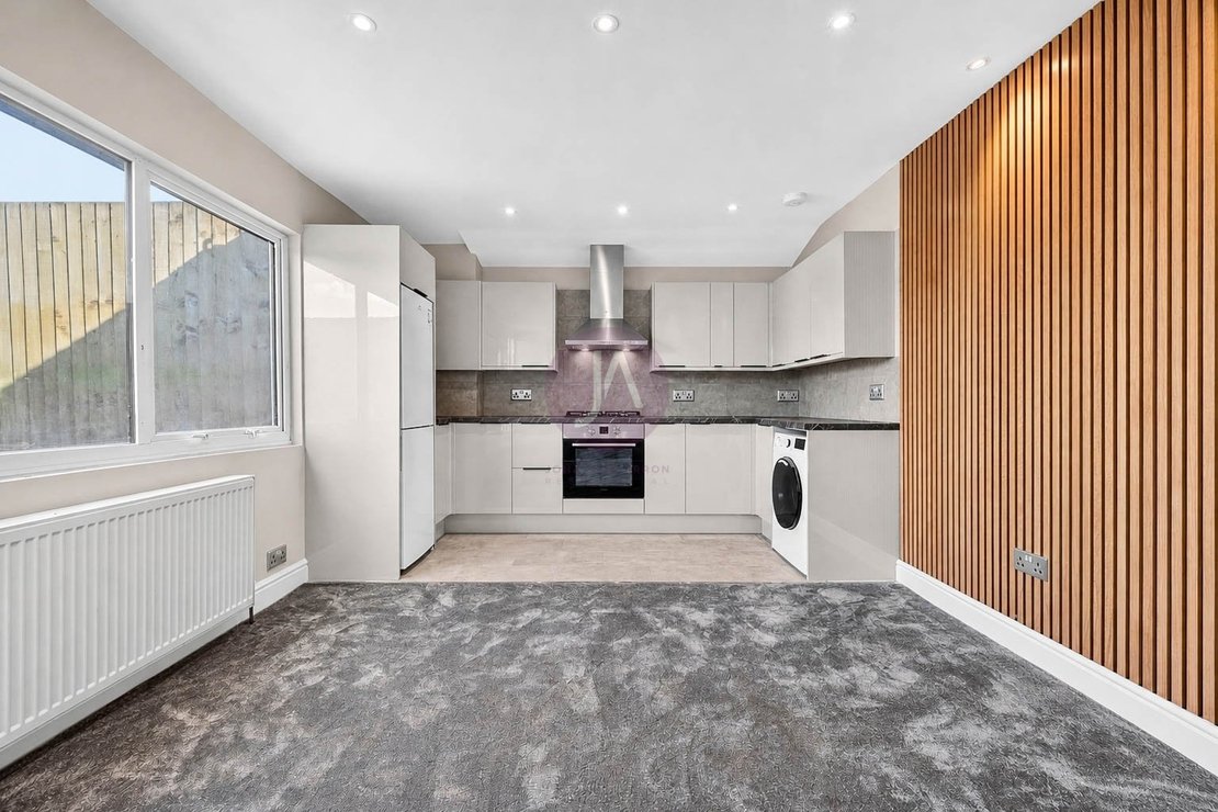2 bedroom Flat to rent in Golders Green Road-view1