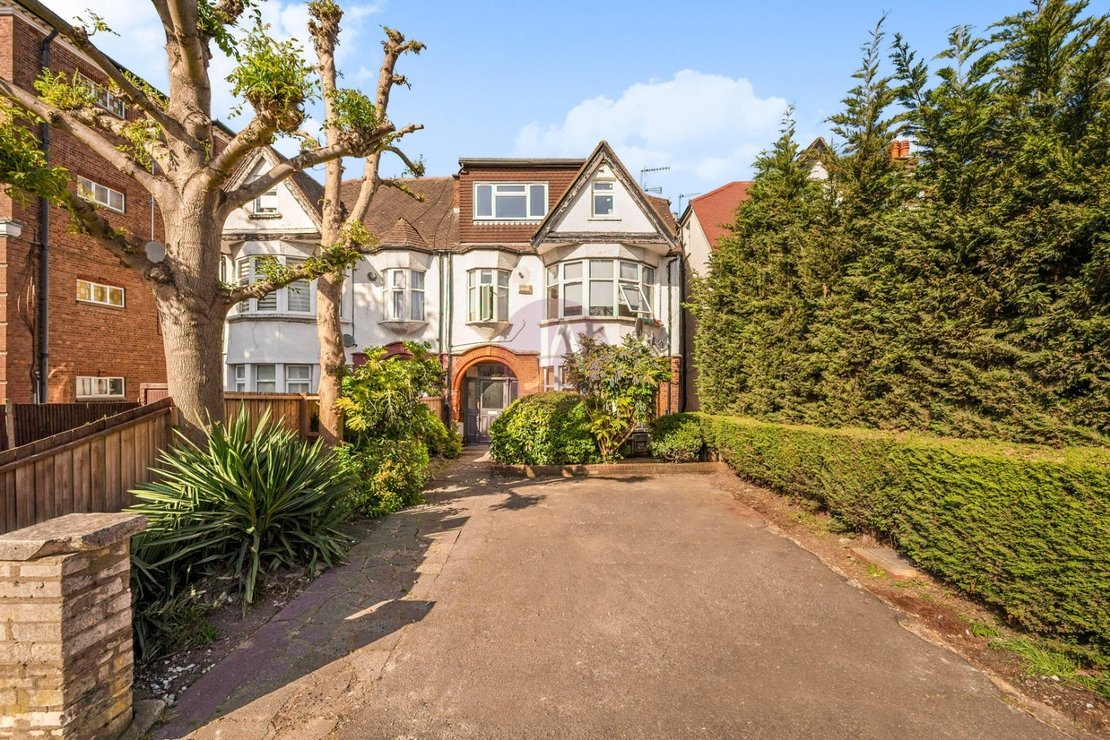 2 bedroom Flat to rent in Golders Green Road-view12
