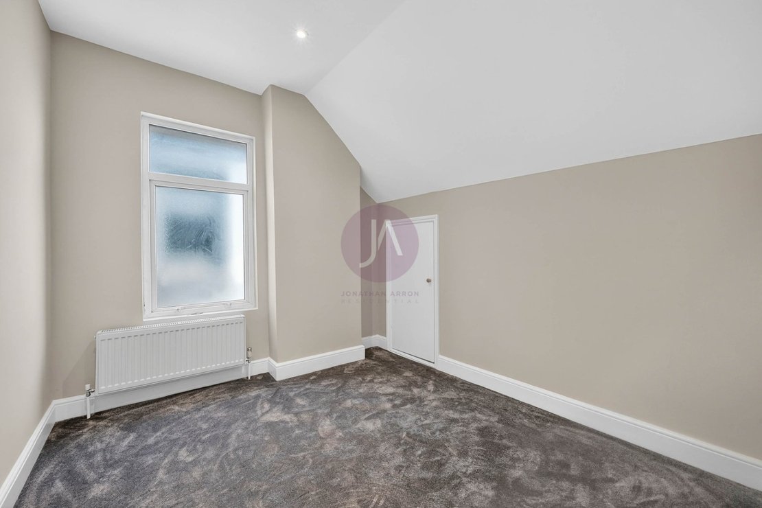 2 bedroom Flat to rent in Golders Green Road-view7