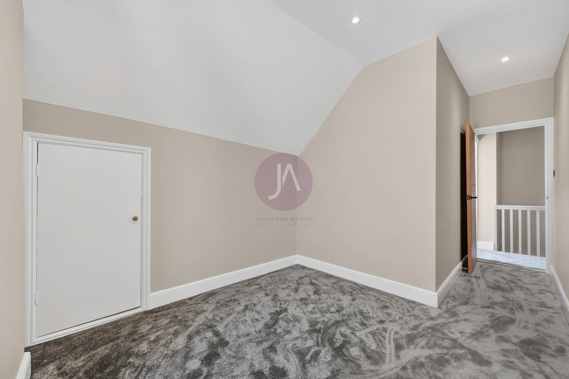 2 bedroom Flat to rent in Golders Green Road-view8