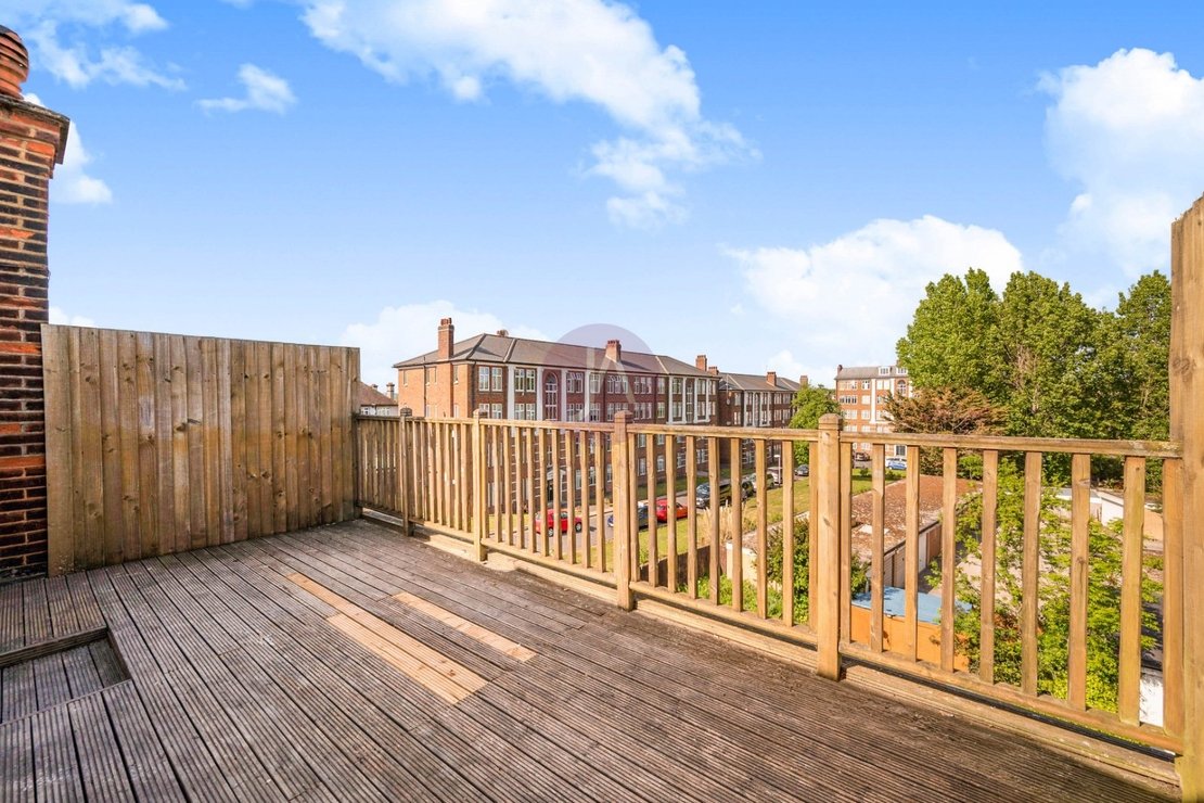 2 bedroom Flat to rent in Golders Green Road-view2
