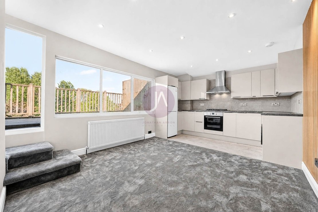2 bedroom Flat to rent in Golders Green Road-view3