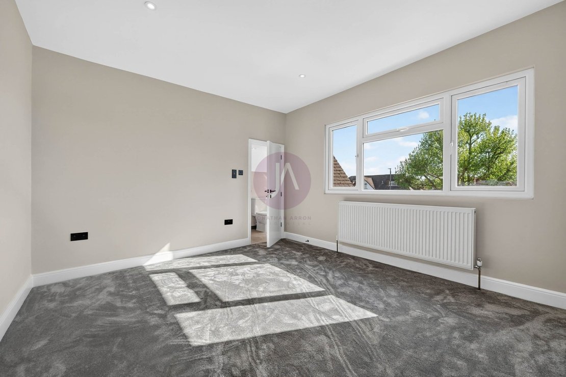 2 bedroom Flat to rent in Golders Green Road-view6