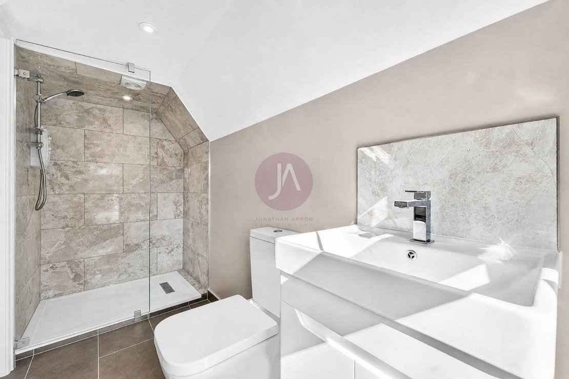 2 bedroom Flat to rent in Golders Green Road-view9