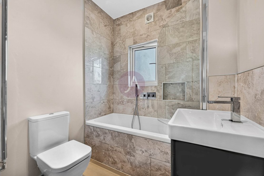 2 bedroom Flat to rent in Golders Green Road-view11