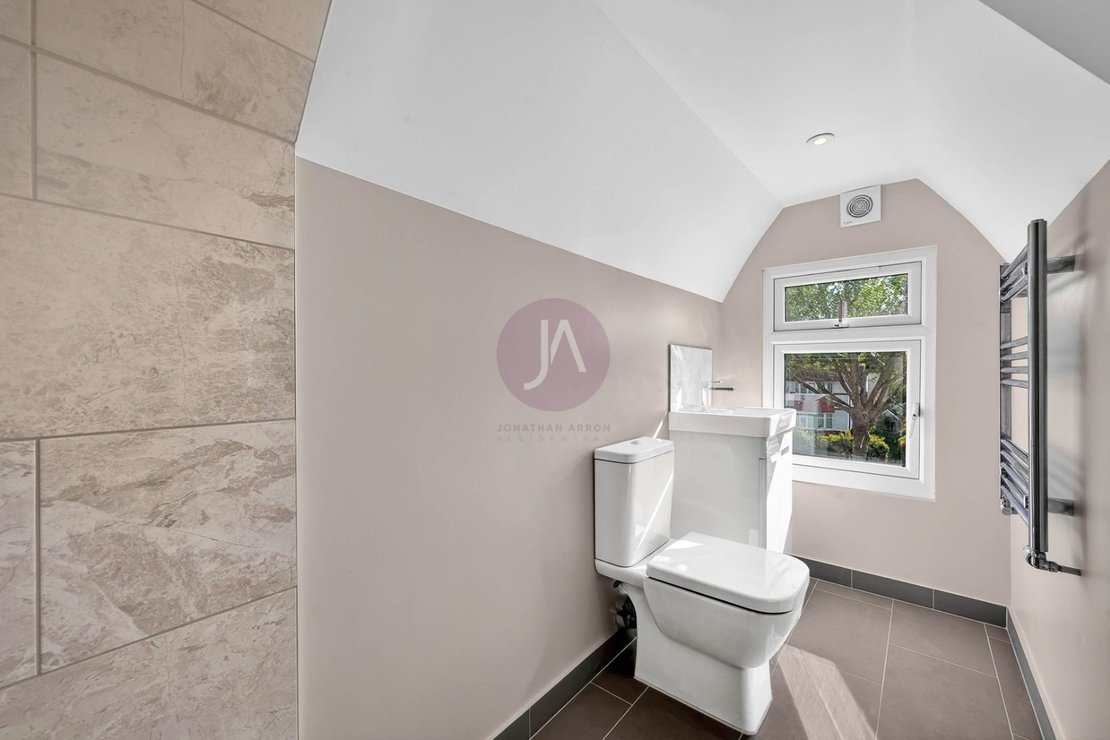 2 bedroom Flat to rent in Golders Green Road-view10