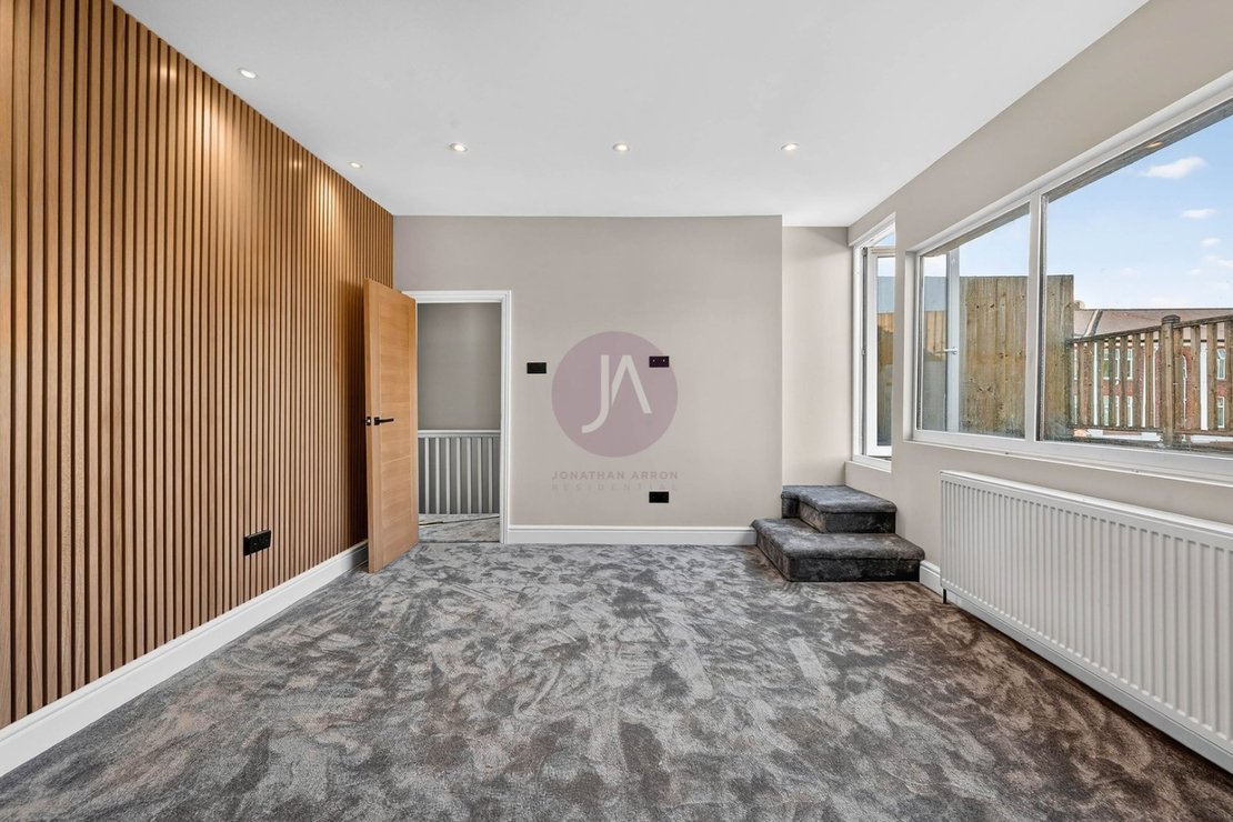2 bedroom Flat to rent in Golders Green Road-view4